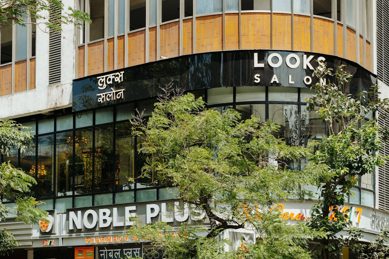 LOOKS SALON – JUHU – View 1