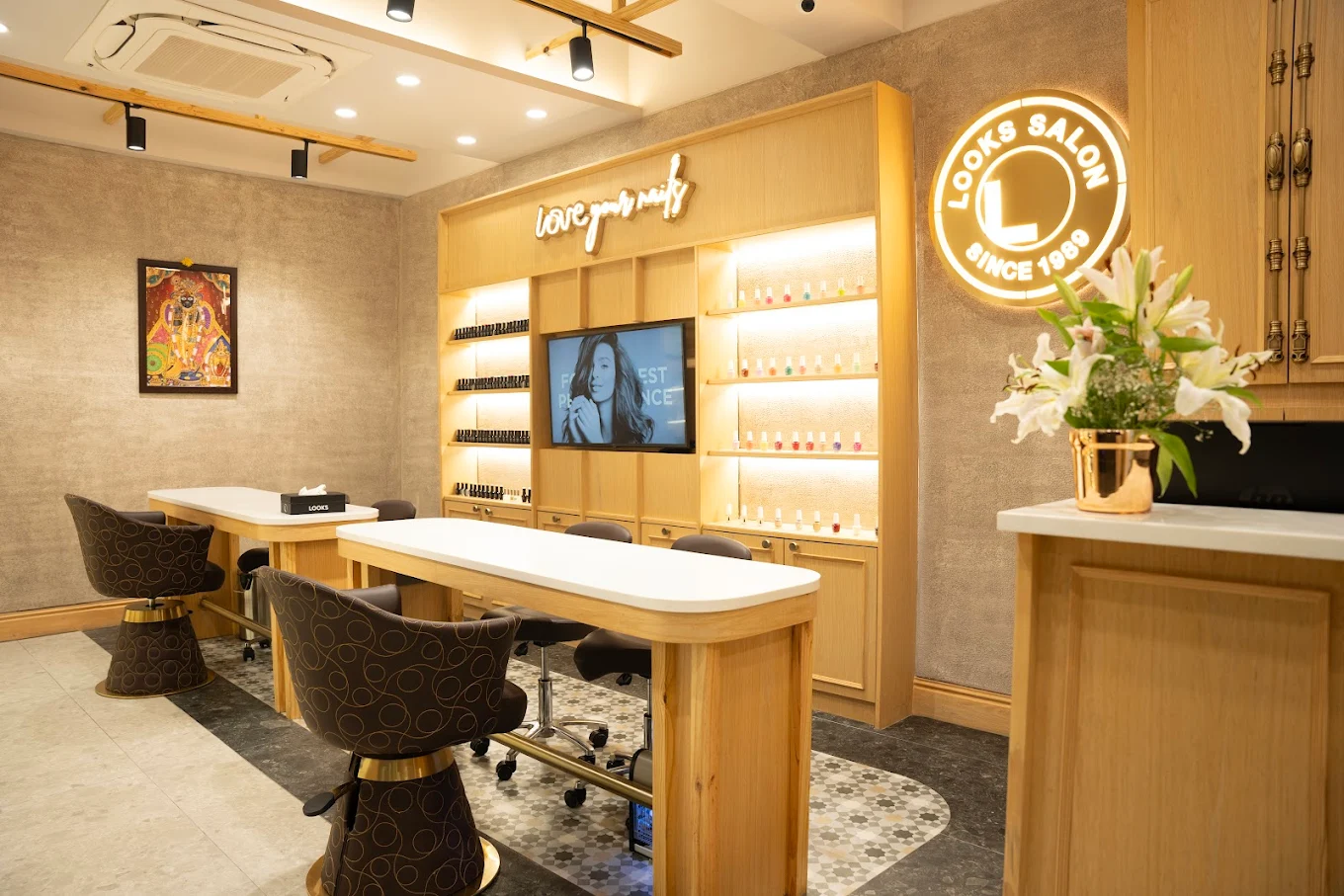 LOOKS SALON – GOREGAON – View 2