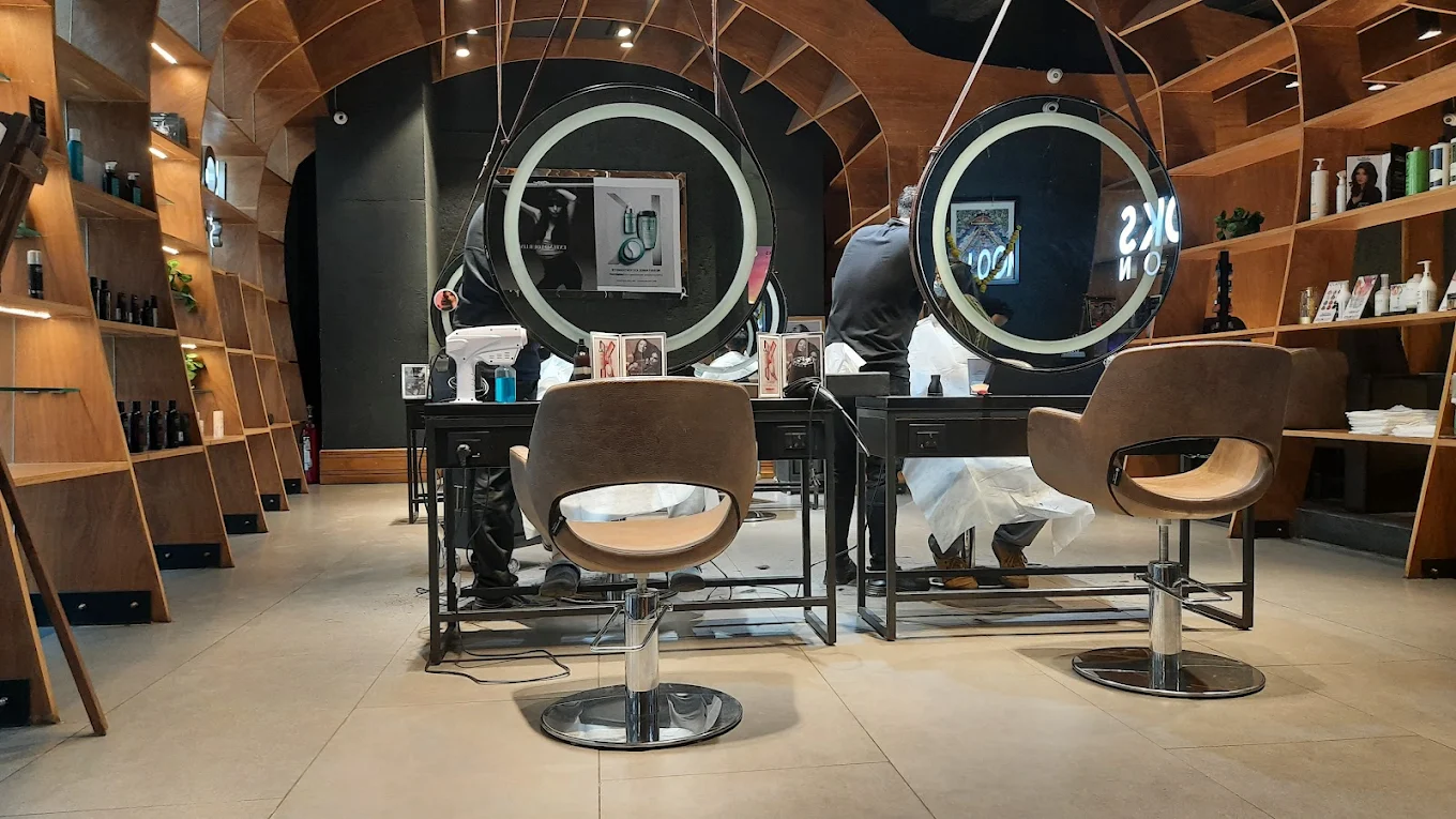 LOOKS SALON – SEAWOODS – View 2